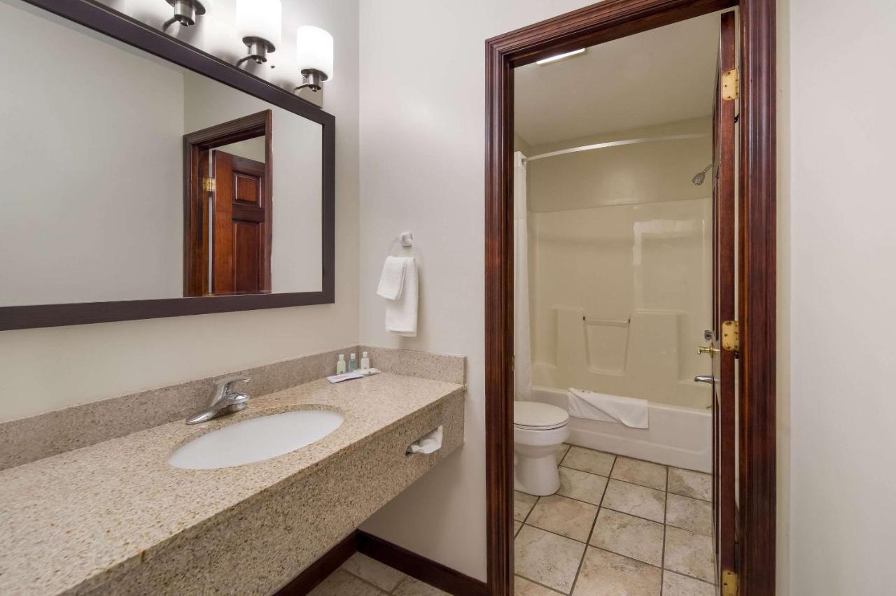 Quality Inn Грейт-Баррингтон Экстерьер фото